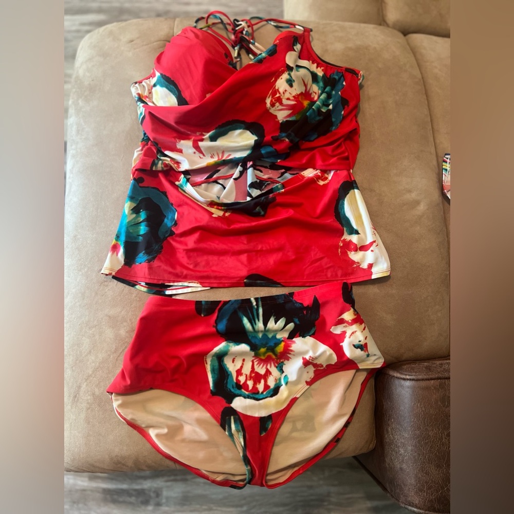 Cacique Lela Rose. Red two-piece swim suit w/ floral design. Top 44G, Bottom 24W